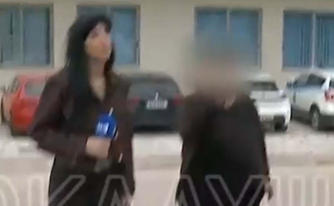Αργοστόλι: Επίθεση σε δημοσιογράφο από τη μητέρα του αρσιβαρίστα – «Κλείστο γιατί θα στο σπάσω»