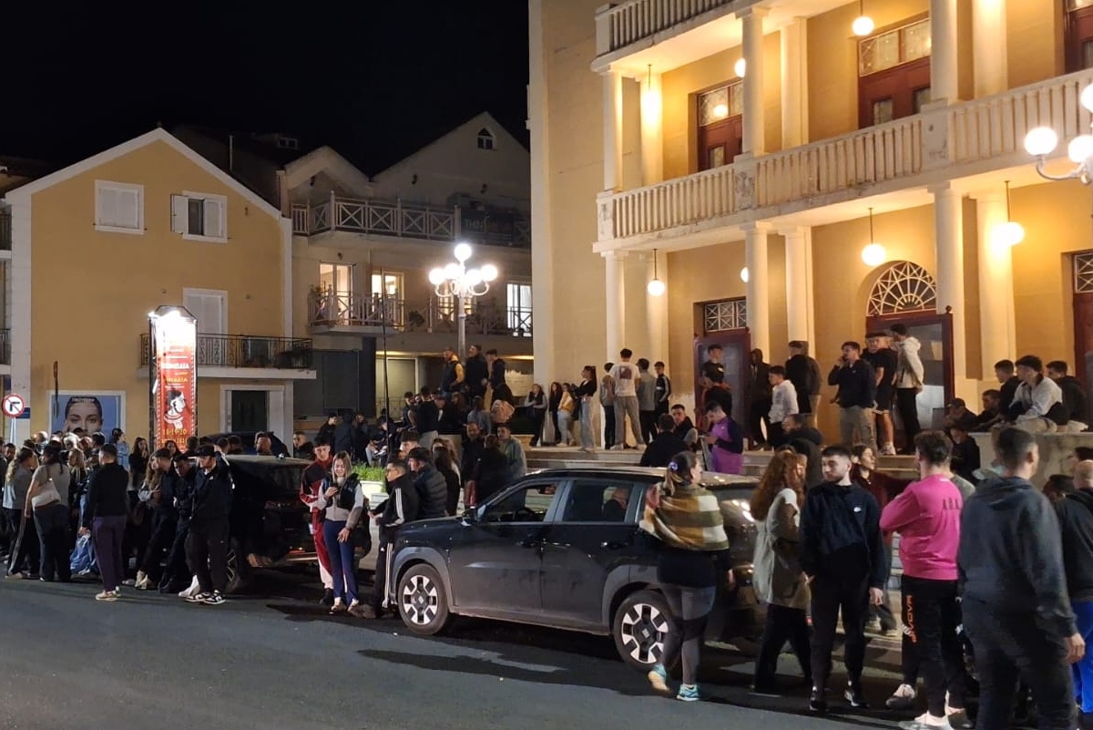 Πλήθος κόσμου έξω από το δικαστικό μέγαρο στο Αργοστόλι – Βίντεο