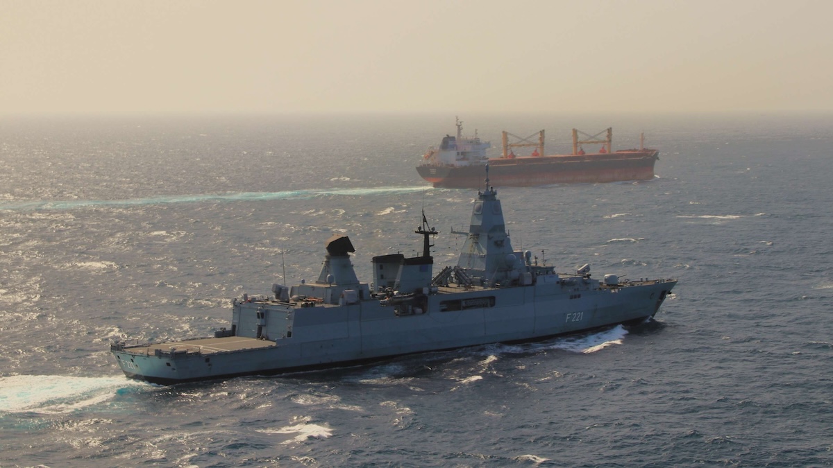 Πεδίο… ναυμαχίας τα Στενά του Ορμούζ – Στα όπλα οι Ιρανοί, τελειώνει το τελεσίγραφο την Τετάρτη λέει ο Τραμπ