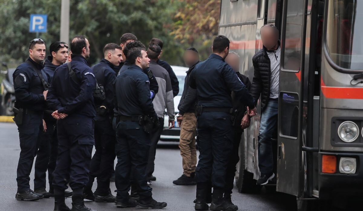 Τέσσερις φορές ισόβια στον πρώην αστυνομικό της Βουλής για τη σεξουαλική κακοποίηση των παιδιών του – Αθώα η μητέρα