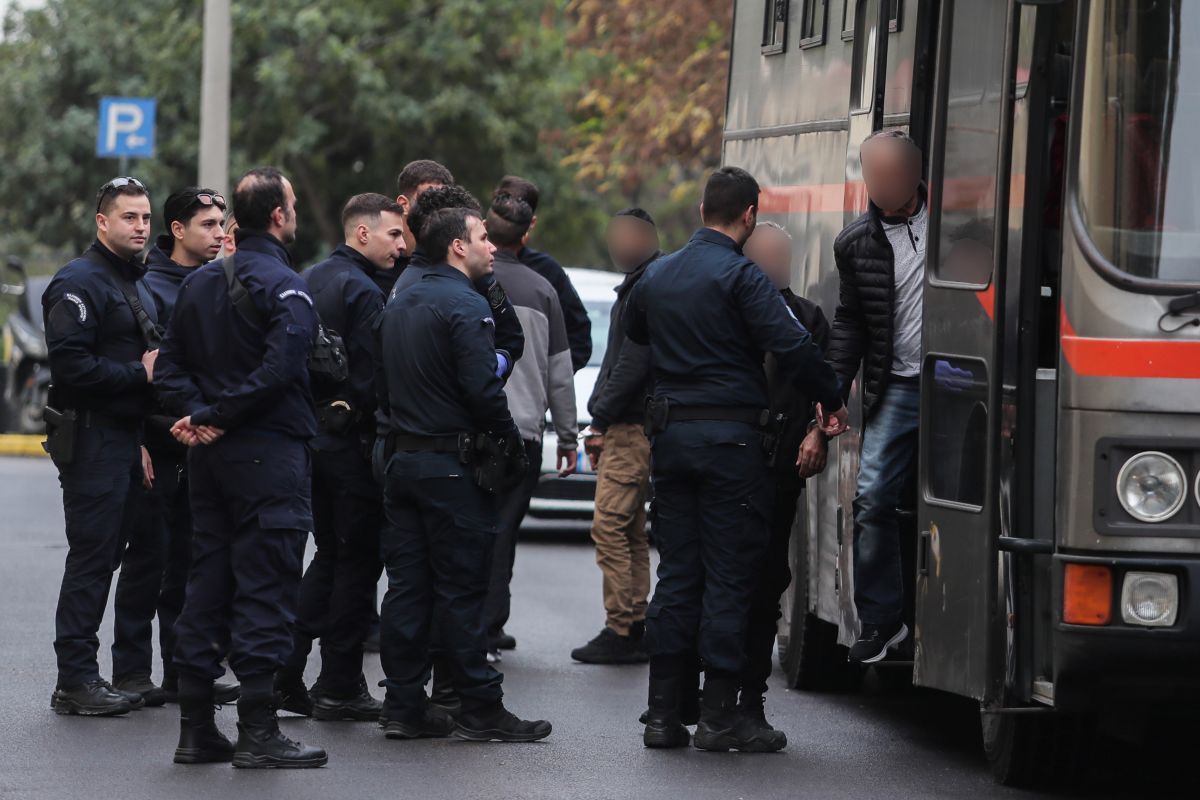 Τέσσερις φορές ισόβια στον πρώην αστυνομικό της Βουλής για τη σεξουαλική κακοποίηση των παιδιών του – Αθώα η μητέρα