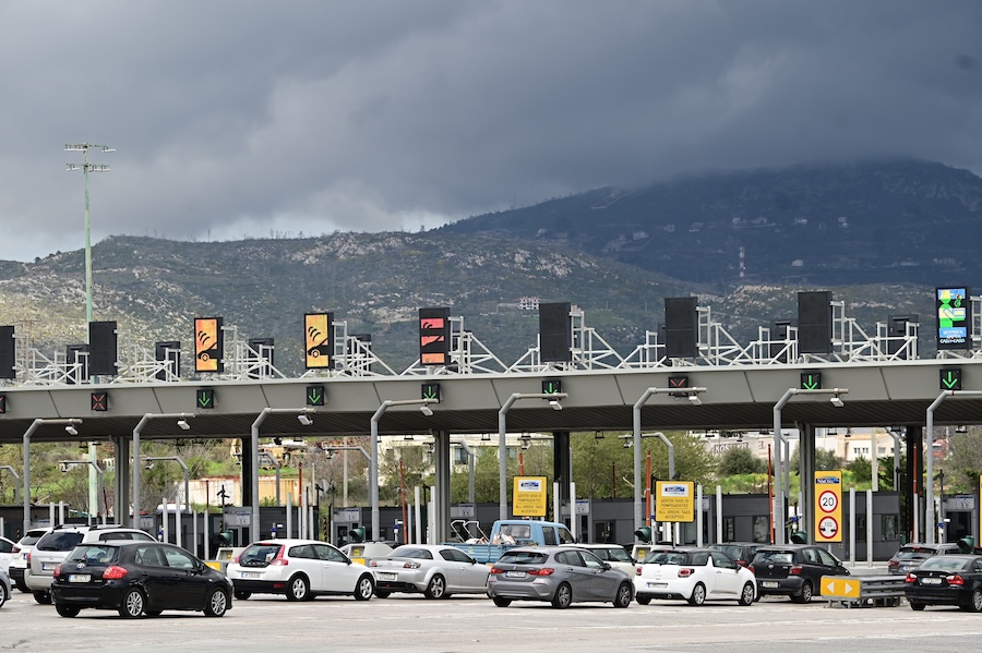 Κορυφώνεται η πασχαλινή έξοδος: Εικόνες «κοσμοπλημμύρας» σε λιμάνια και ΚΤΕΛ – Αυξημένη η κίνηση στους δρόμους