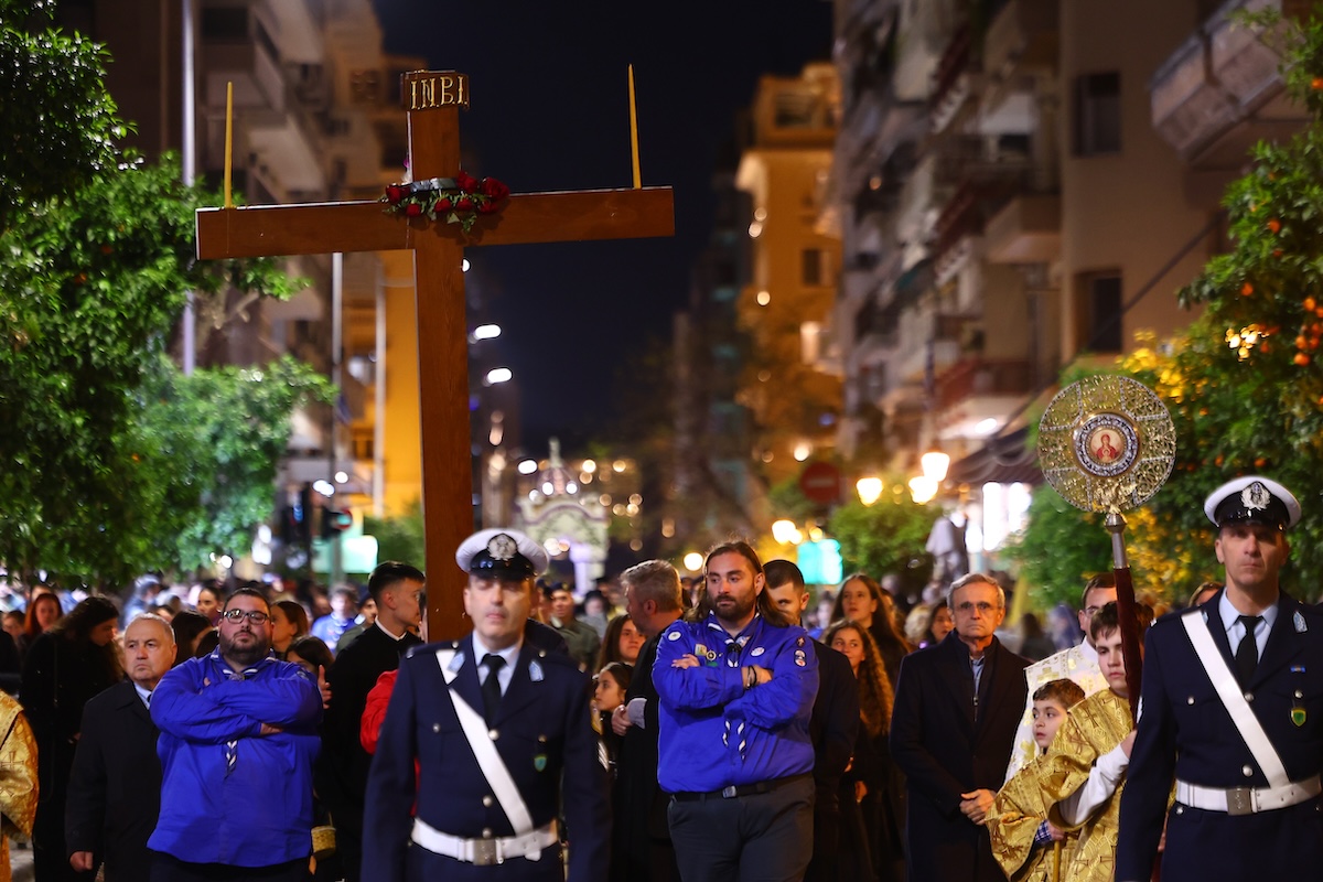 Φωτογραφία για: Μ. Παρασκευή: Η συγκλονιστική συνάντηση πέντε Επιταφίων στη Θεσσαλονίκη 3 Επιτάφιος Πλατεία Αριστοτέλους Θεσσαλονίκη