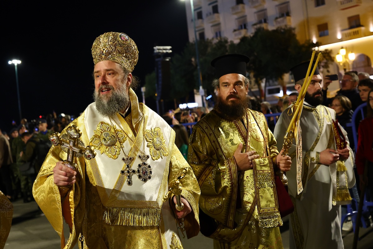 Φωτογραφία για: Μ. Παρασκευή: Η συγκλονιστική συνάντηση πέντε Επιταφίων στη Θεσσαλονίκη 4 Επιτάφιος Πλατεία Αριστοτέλους Θεσσαλονίκη
