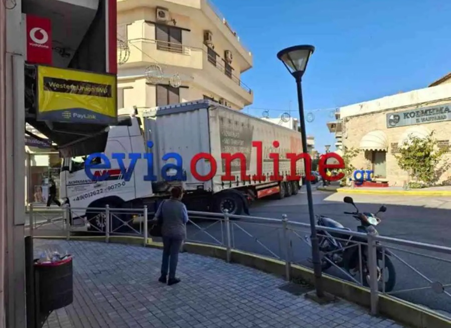 Αλιβέρι: Έκοψαν κάγκελα για να απεγκλωβίσουν νταλίκα που σφήνωσε σε κεντρικό δρόμο (εικόνες)