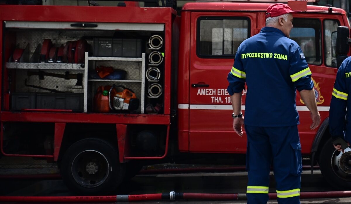Φωτιά σε διαμέρισμα στην Ακαδημία Πλάτωνος: Απεγκλωβίστηκαν δυο γυναίκες – Η μία χωρίς τις αισθήσεις της