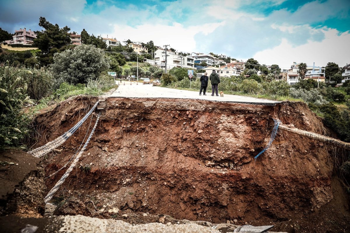 Απίστευτες εικόνες στην Καλλιτεχνούπολη: Η κακοκαιρία Erminio έκοψε στη μέση τον δρόμο (Βίντεο)