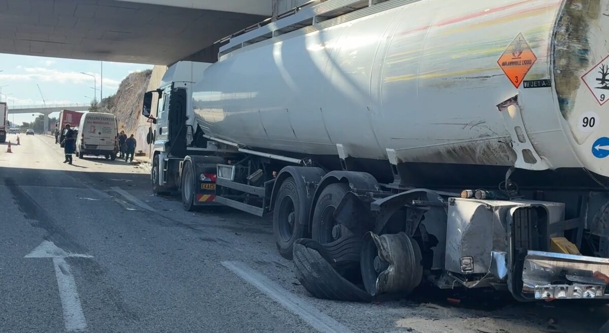 Δραπετσώνα: Καραμπόλα με 5 οχήματα – Διαρροή καυσίμου και διακοπή κυκλοφορίας (Βίντεο)