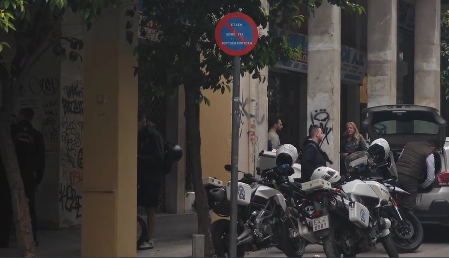 Θρίλερ στο κέντρο της Αθήνας με νεκρή γυναίκα: Έπεσε στον ακάλυπτο – Προσήχθη ο άνδρας που ήταν μαζί της featured image