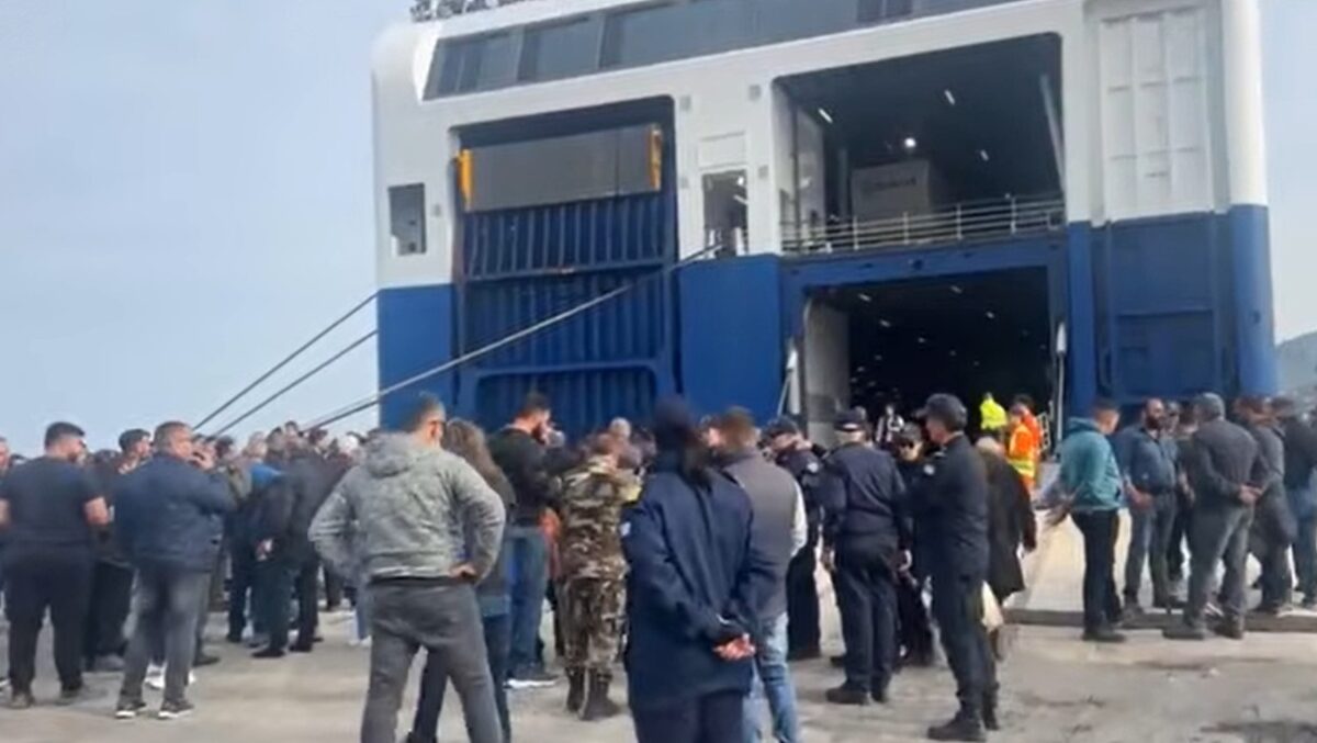 Μυτιλήνη: Με επιβάτες, ΙΧ και δίκυκλα απέπλευσε το «Blue Star» – Μπλόκο στα φορτηγά από τους κτηνοτρόφους (Βίντεο)