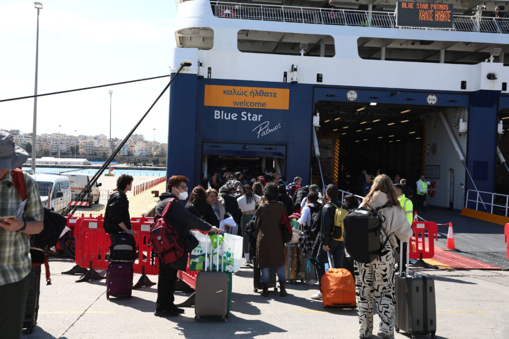 «Απόβαση» των εκδρομέων του Πάσχα και σήμερα στην Αθήνα – «Κόλαση» στο λιμάνι του Πειραιά