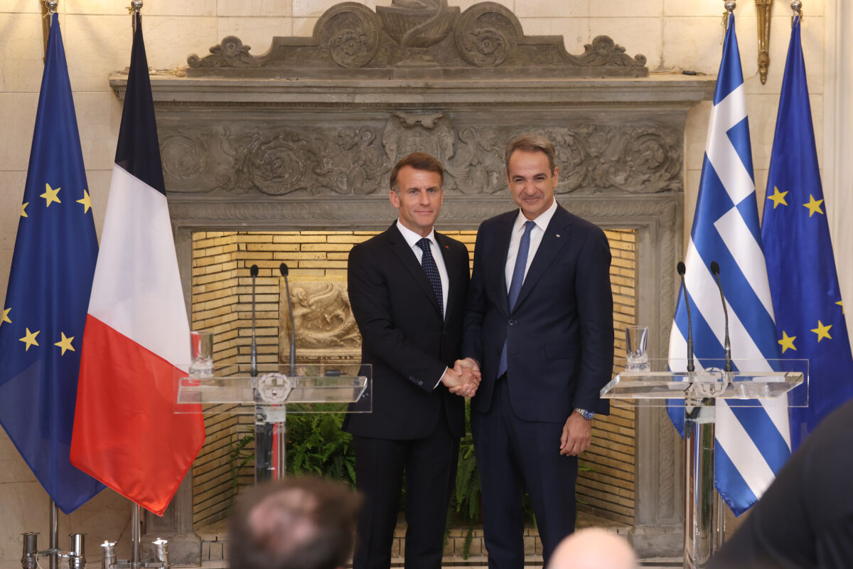 Τα μηνύματα Μακρόν – Μητσοτάκη: «Αδιαπραγμάτευτη η ρήτρα αμοιβαίας συνδρομής – Μπετόν αρμέ το άρθρο 42.7»