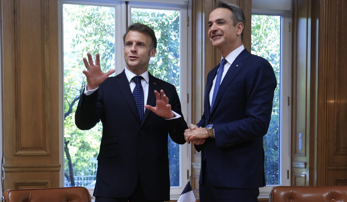 Τα δώρα του Μακρόν στον Μητσοτάκη: Το ποδήλατο με τα αρχικά Κ.Μ. και το ιδιαίτερο βάζο