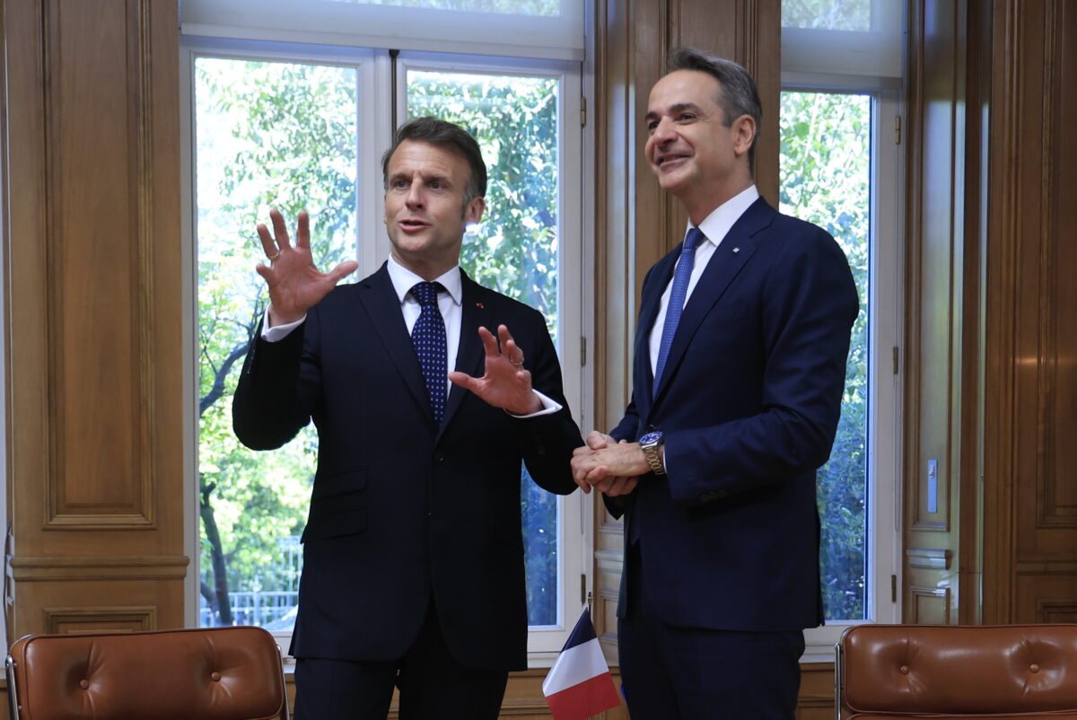 Τα δώρα του Μακρόν στον Μητσοτάκη: Το ποδήλατο με τα αρχικά Κ.Μ. και το ιδιαίτερο βάζο