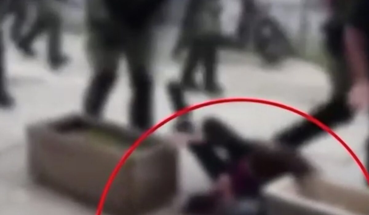 Βίντεο ντοκουμέντο: Διαδηλώτρια πέφτει με το κεφάλι σε ζαρντινιέρα μετά από κλωτσιά άνδρα των ΜΑΤ