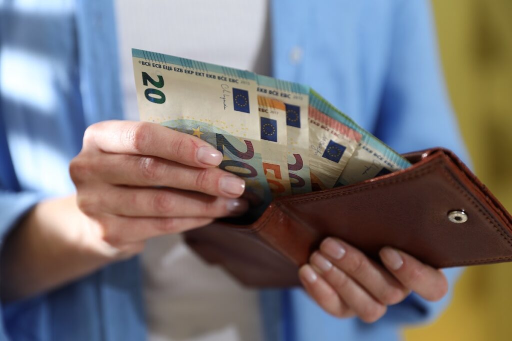 Πού χάνεται ο μισθός κάθε μήνα: 5 έξοδα που υποτιμάμε
