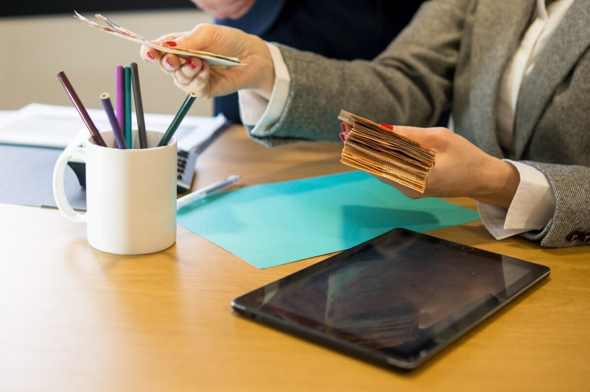 Μέτρα ανάσα για χιλιάδες οφειλέτες: Τι αλλάζει σε κατασχέσεις, 72 δόσεις και εξωδικαστικό μηχανισμό
