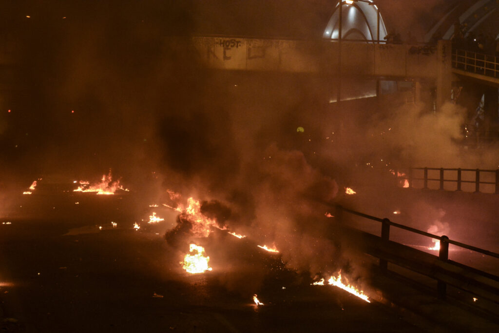 Με ΜΑΤ αντί για… μολότοφ και βαρελότα η Ανάσταση στον Νέο Κόσμο – Βίντεο