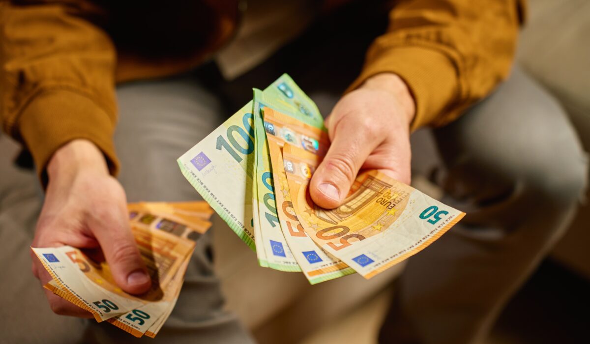 Ελάχιστο εγγυημένο εισόδημα και επιδόματα – Πότε οι πληρωμές