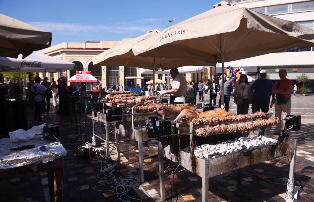 «Κλείδωσε» ο καιρός για Ανάσταση και Πάσχα – Πώς θα ψήσουμε τον οβελία την Κυριακή