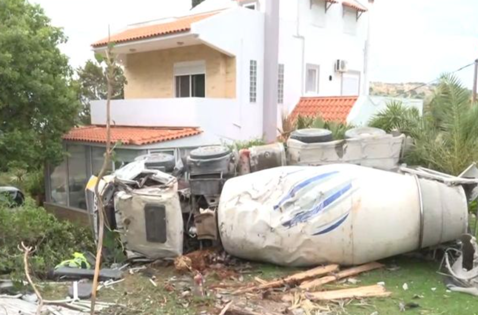 Απίστευτο τροχαίο στη Ρόδο: Μπετονιέρα ανατράπηκε και βρέθηκε μέσα σε αυλή σπιτιού (Βίντεο)