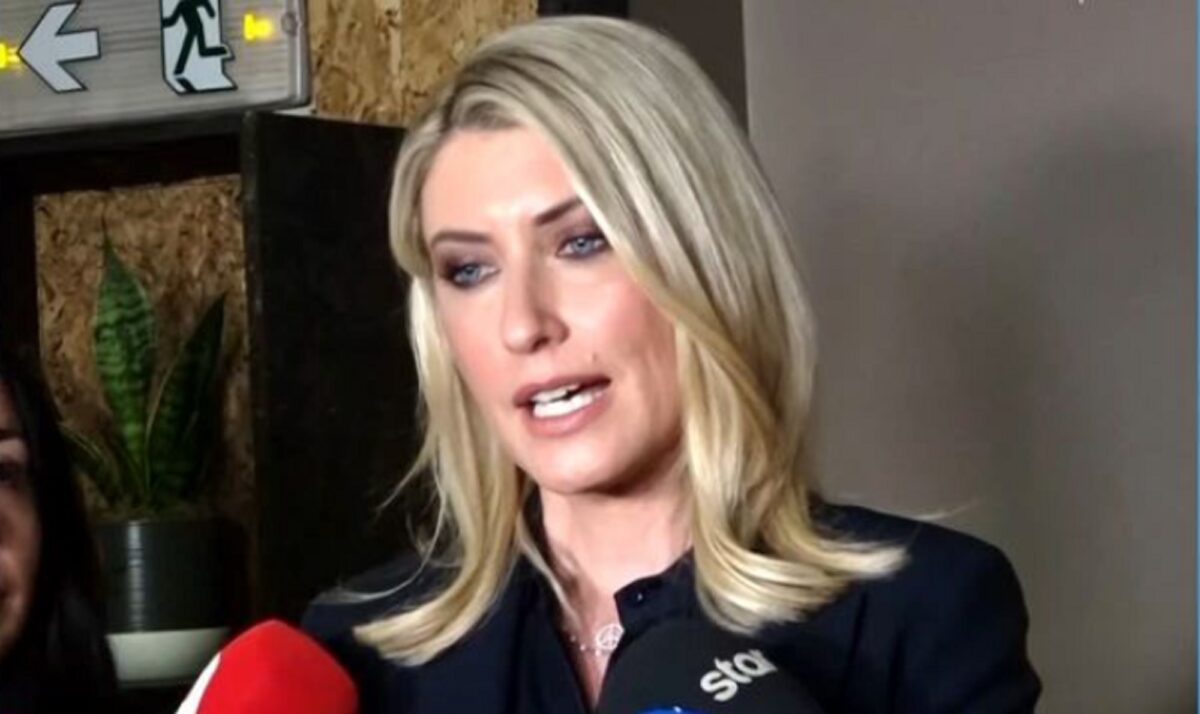 Σία Κοσιώνη: Αρνήθηκε να σχολιάσει την αποχώρηση Παπαδρόσου στις κάμερες