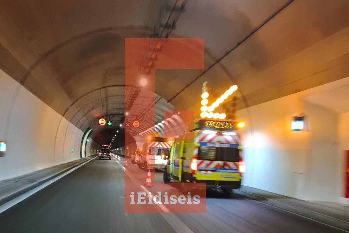 Τροχαίο μέσα σε σήραγγα στην Ολυμπία Οδό – Διακοπή κυκλοφορίας, δείτε εικόνες