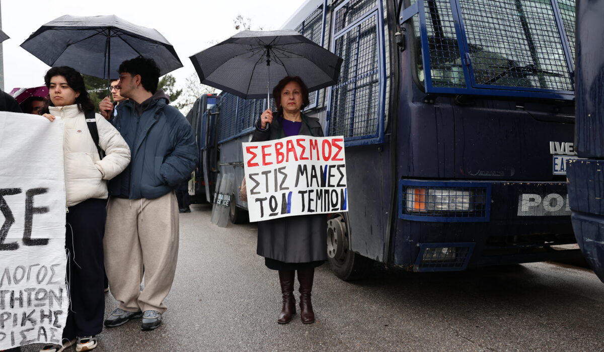Σε εξέλιξη η δίκη για τα Τέμπη: Συγκλόνισε ο πατέρας του μοναδικού επιζώντα από το πρώτο βαγόνι – LIVE BLOG