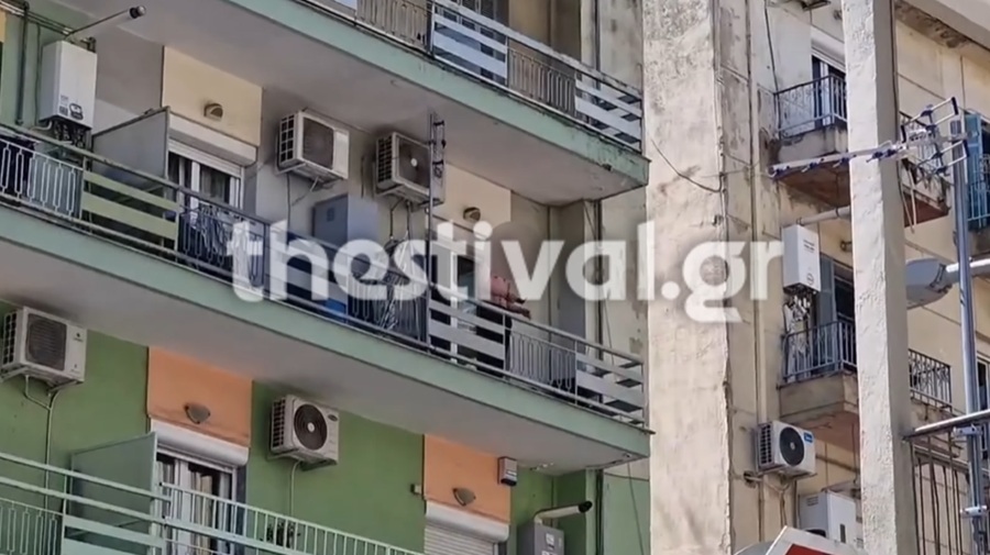 Θεσσαλονίκη: Νεαρός σε αμόκ πετάει αντικείμενα στον δρόμο και απειλεί να πέσει