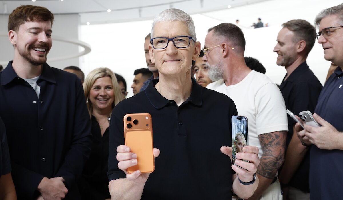 Tim Cook Apple iPhone