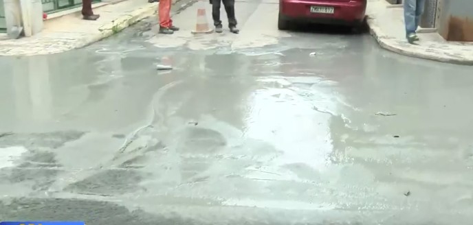 Περίεργο φαινόμενο στην Κυψέλη – Αναβλύζει «τσιμέντο» (Βίντεο)