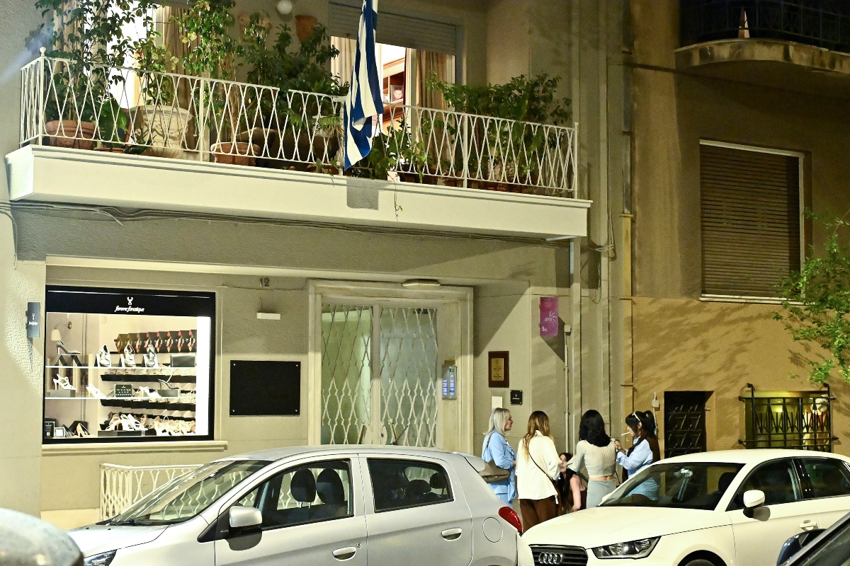 «Θυρανοίξια» για το κόμμα Καρυστιανού - Η συλλογή υπογραφών, η πανταχού παρούσα Μαρία Γρατσία και ο... τραγουδιστής δημοσιογράφος (βίντεο, εικόνες)