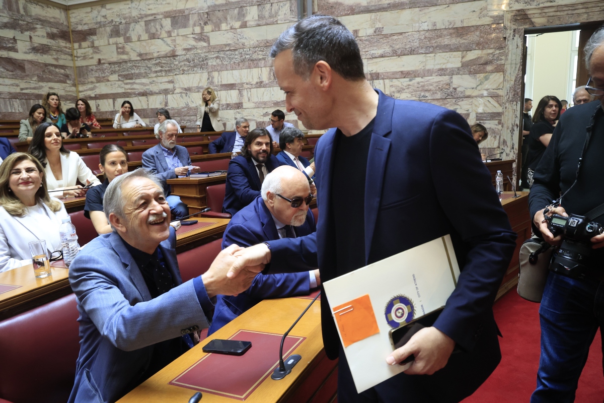 Μετωπική Ανδρουλάκη κατά Μητσοτάκη: Κακοποιεί τους θεσμούς, τρίτη θητεία ΝΔ σημαίνει οπισθοδρόμηση