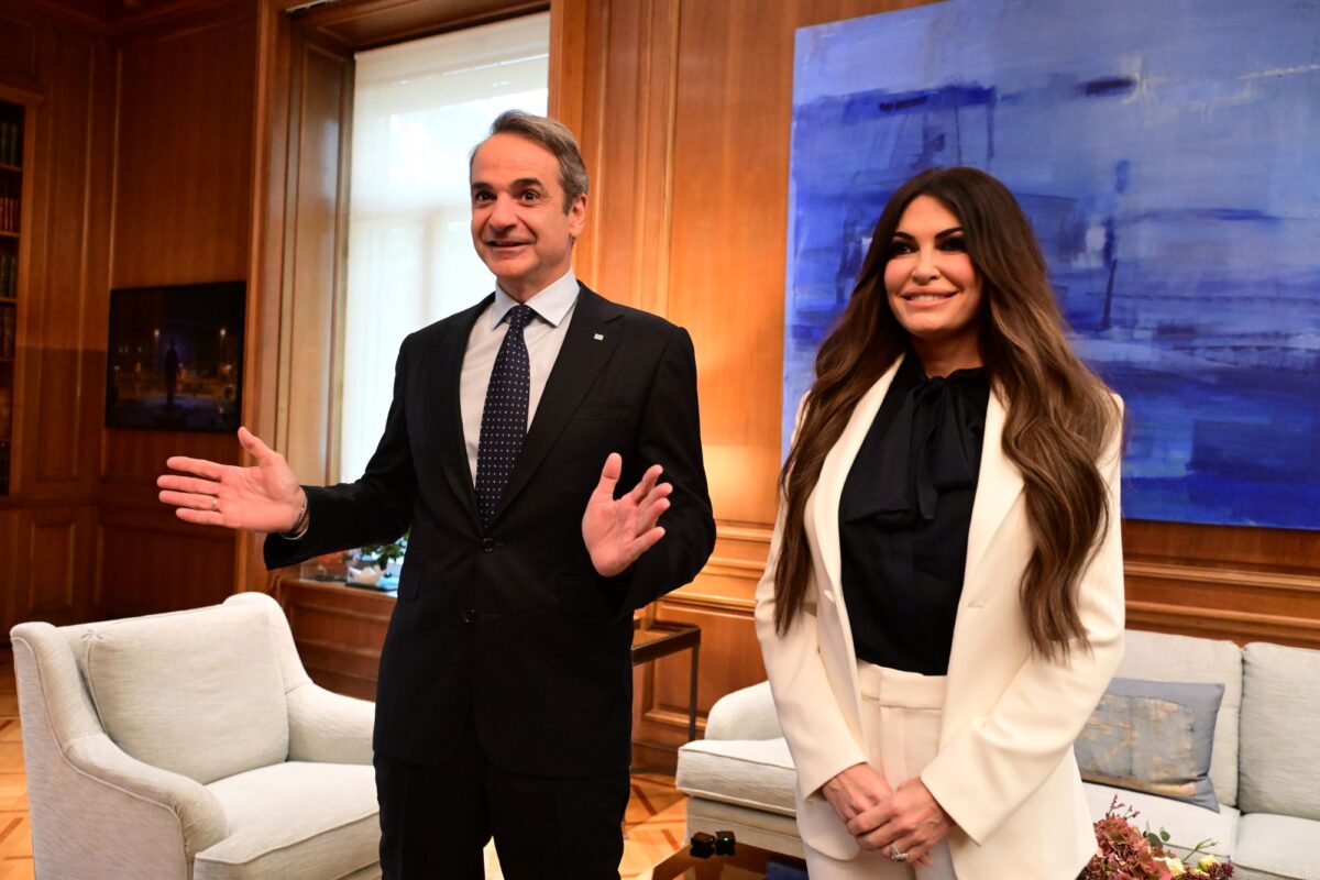 Politico: Η Ελλάδα «ποντάρει» στον Τραμπ, ενώ πολλές ευρωπαϊκές χώρες απομακρύνονται από τις ΗΠΑ