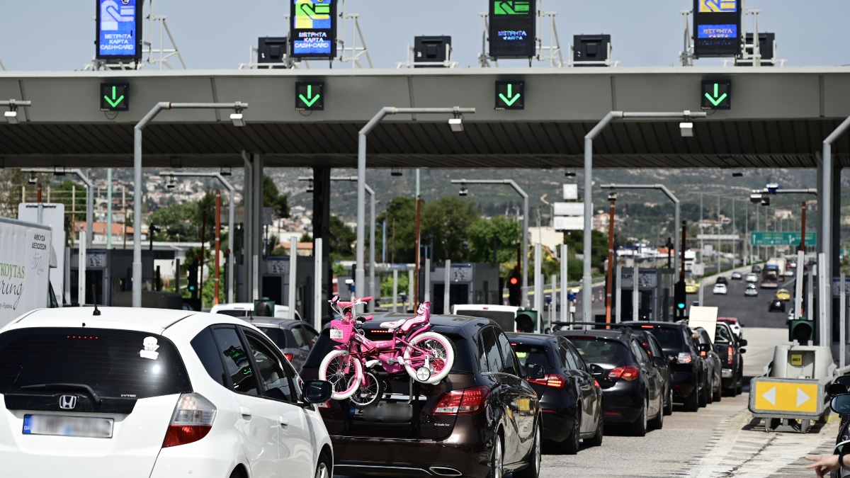 Μετ’ εμποδίων η έξοδος για την Πρωτομαγιά: Ουρές χιλιομέτρων στα διόδια Ελευσίνας – Τα δύσκολα σημεία