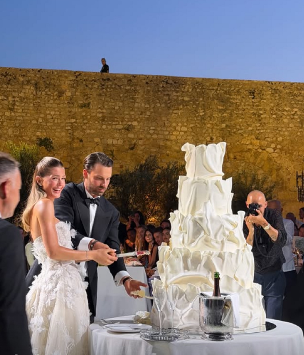 Αμαλία Κωστοπούλου: Οι πρώτες φωτογραφίες από τον γάμο με τον Jake Medwell - O πρώτος χορός στο κάστρο