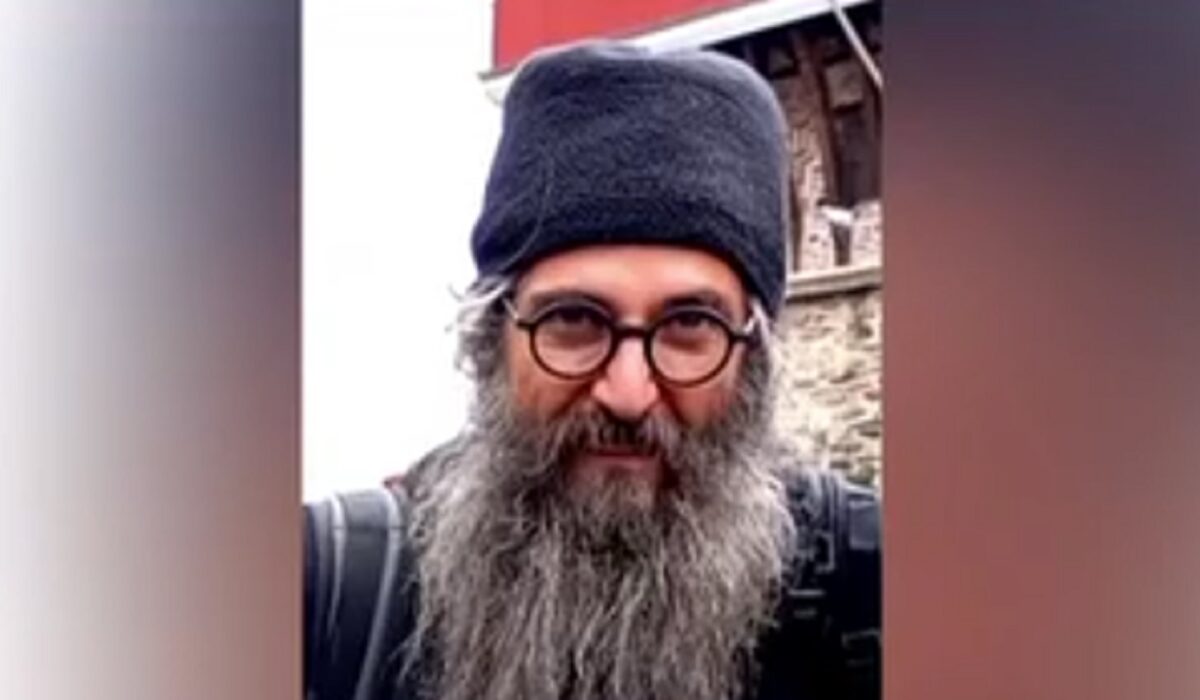 Άρης Σερβετάλης: Αγνώριστος στη Μονή Βατοπεδίου στο Άγιο Όρος