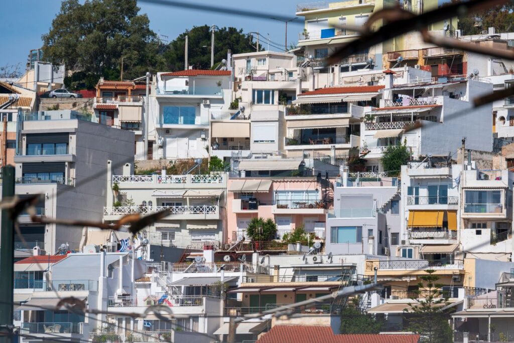Σπίτια για λίγους: Η Ευρώπη ψάχνει λύσεις για τη στεγαστική κρίση – Τα νέα μέτρα που παίρνει η Ελλάδα