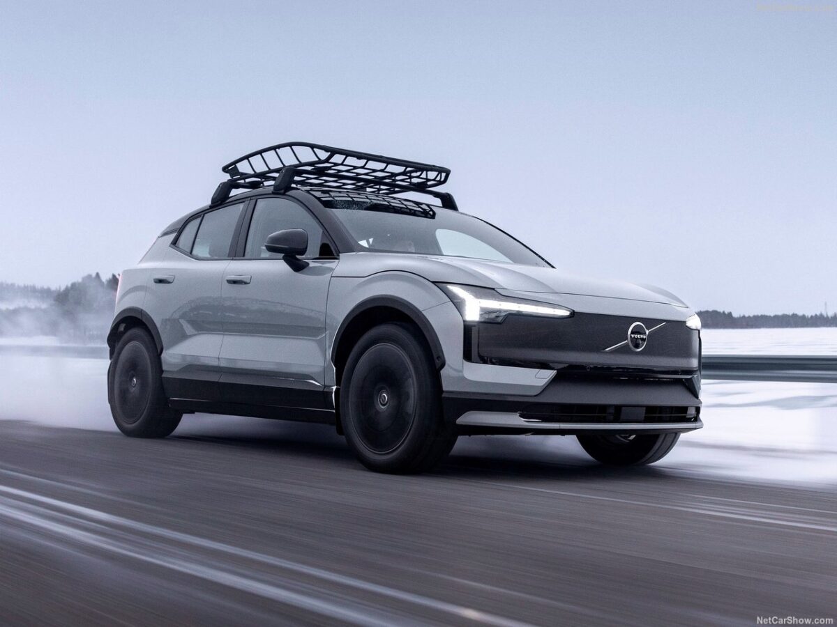 Δοκιμάζουμε το νέο Volvo EX30 Cross Country – Λύκος με προβιά