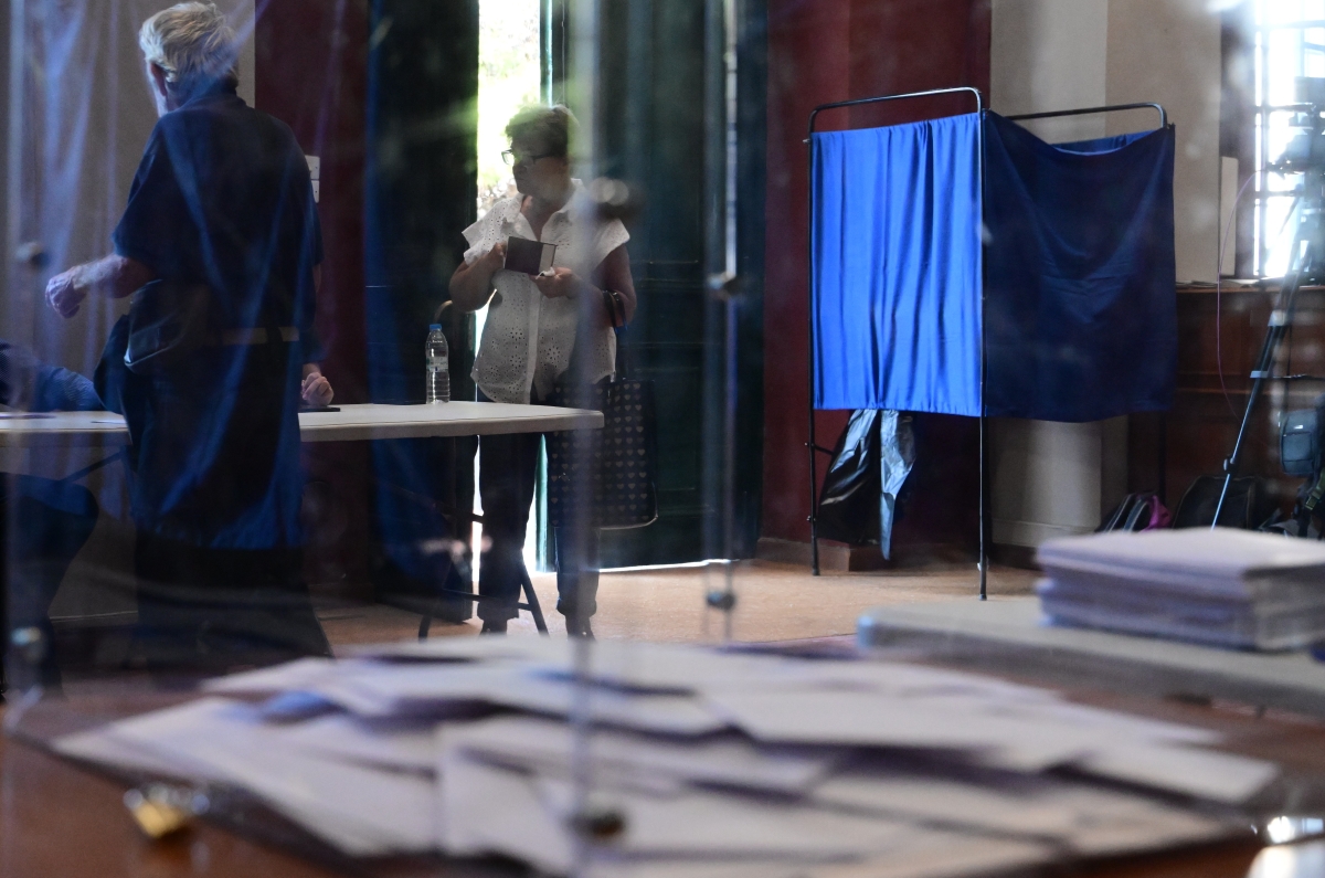 Οι «σκληροί πυρήνες» των κομμάτων και τα «ψιλά γράμματα» στη δημοσκόπηση της PRORATA