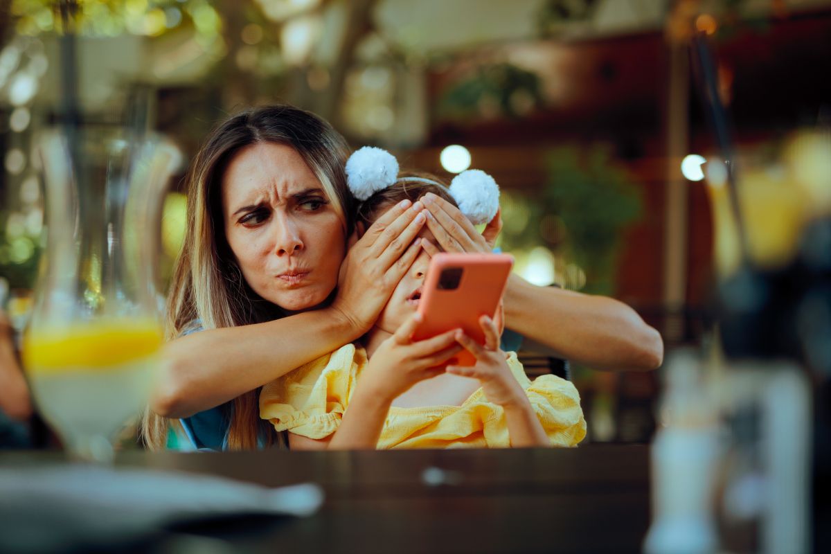 Η ΕΕ προωθεί ηλικιακό «κόφτη» στα social media – «Το μεγαλύτερο χακάρισμα εγκεφάλου στην ιστορία της ανθρωπότητας»