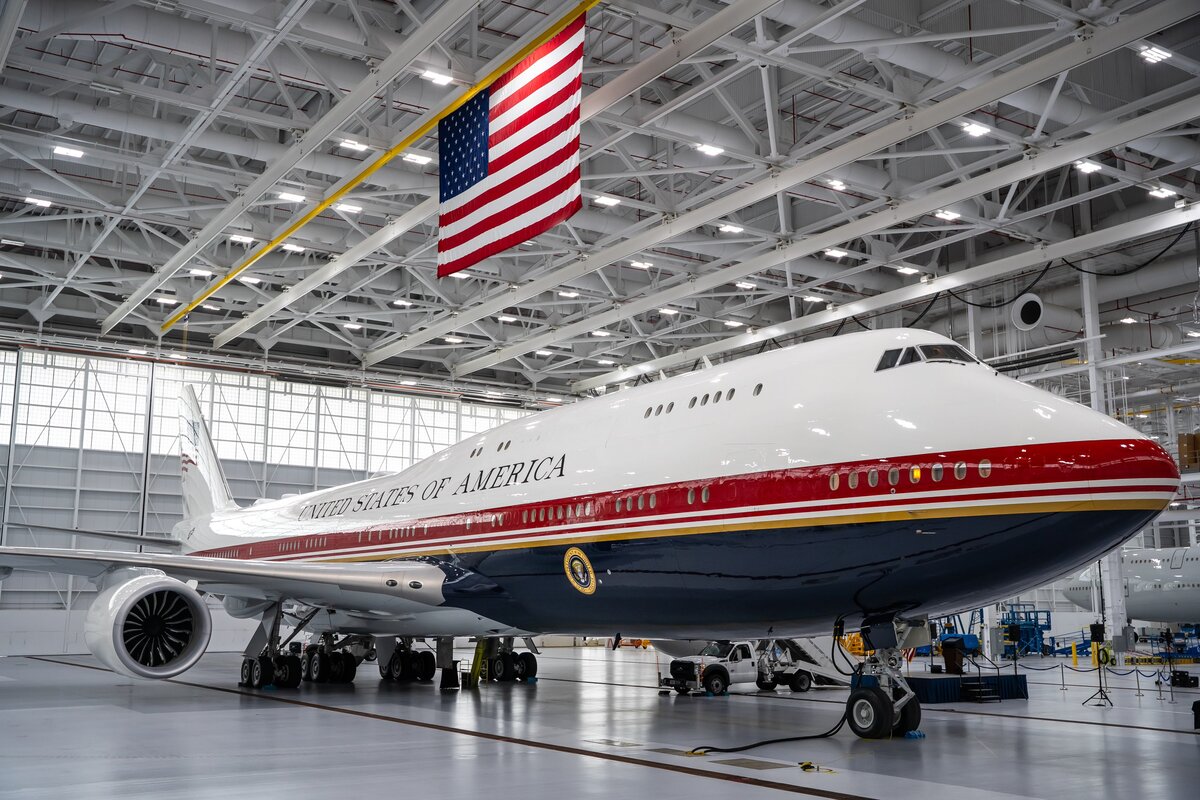 Οι πρώτες εικόνες από το νέο Air Force One – Το ιπτάμενο φρούριο του Τραμπ αξίας 400 εκατ. δολαρίων (Βίντεο)