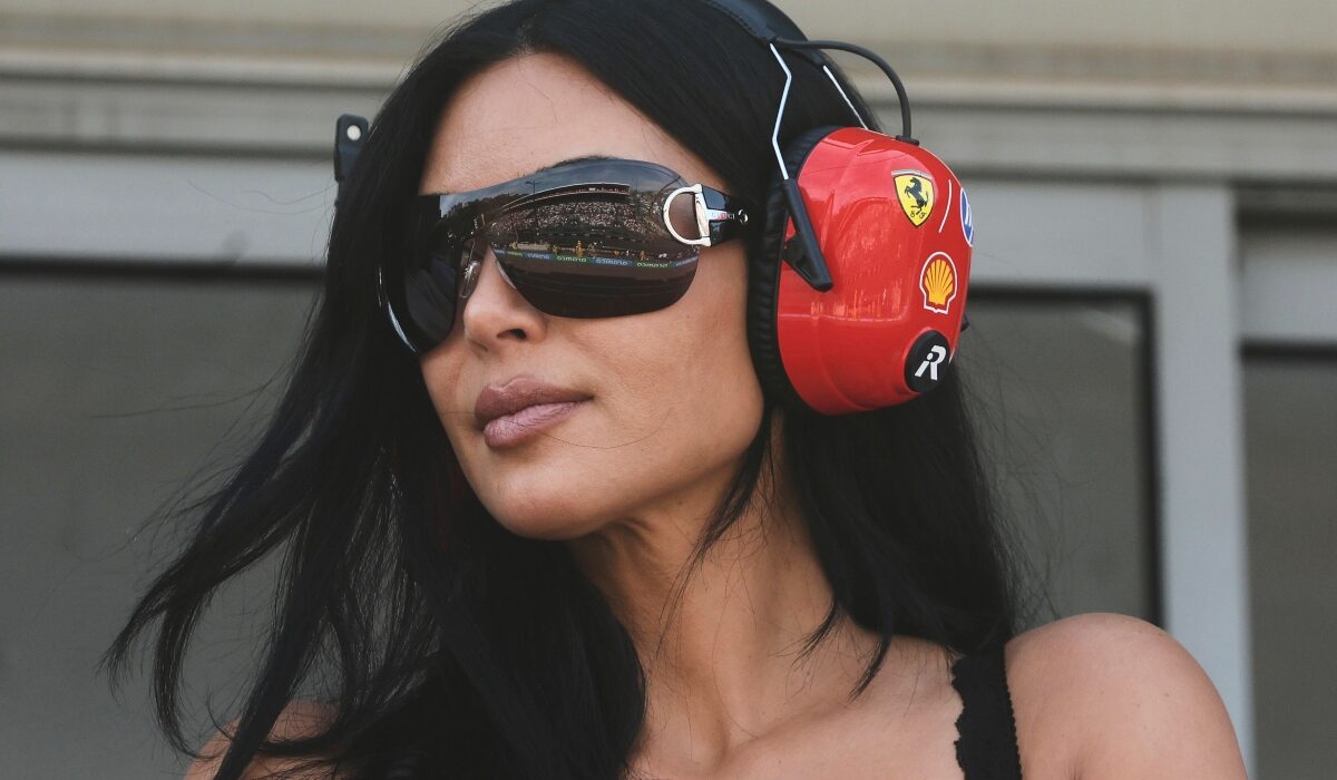 Formula 1: Χαμός με την Κιμ Καρντάσιαν, πήρε την πετσέτα του Αντονέλι και έγινε viral – Βίντεο