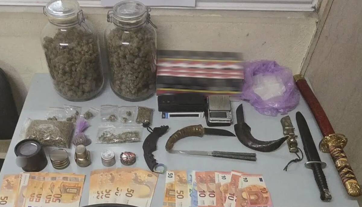 Εντοπίστηκε διαμέρισμα στην Κυψέλη με σπαθιά, μαχαίρια και μεγάλη ποσότητα ναρκωτικών – Δύο συλλήψεις