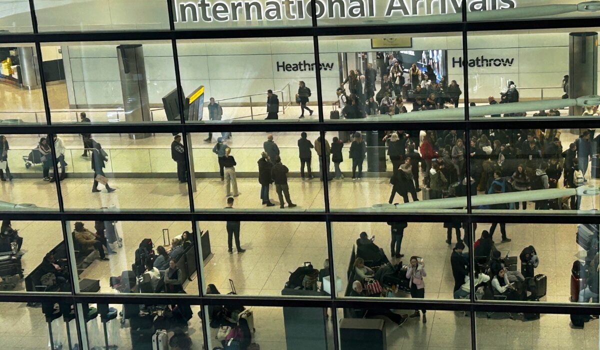 Τα αεροπορικά καύσιμα πέφτουν, οι τιμές εισιτηρίων συνεχίζουν τις «υψηλές πτήσεις»