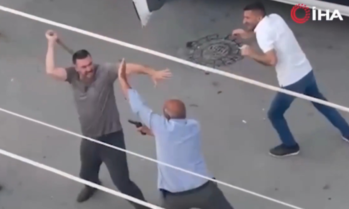 Απίστευτο βίντεο από την Άγκυρα: Άνδρας πυροβολεί εξ’ επαφής οδηγό λεωφορείου επανειλημμένα