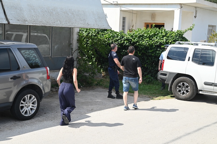 Διπλό φονικό στην Αιγιάλεια: Σήμερα στον ανακριτή ο 65χρονος Ιταλός – «Ξύπνησα και τους βρήκα νεκρούς»
