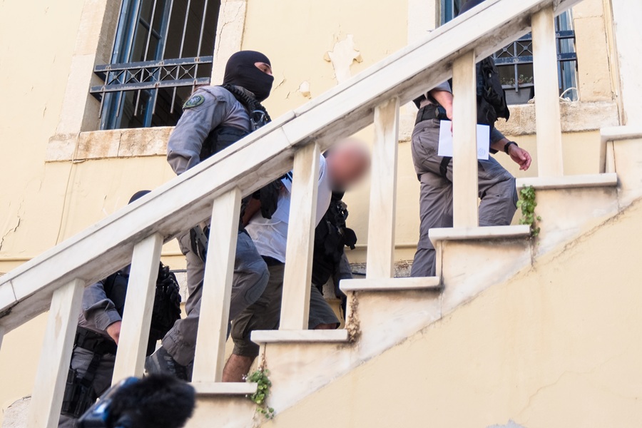Οργή στα δικαστήρια Χανίων για τον δολοφόνο της Σταυρούλας Λεβεντάκη (βίντεο)