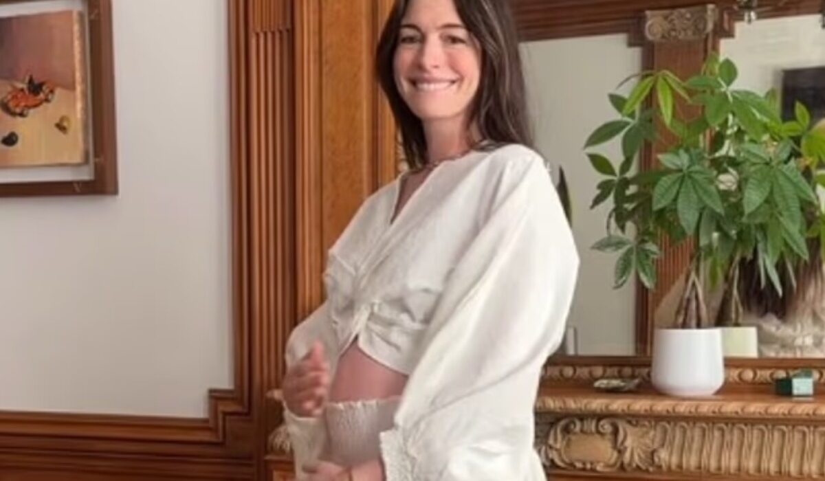 Έγκυος στο τρίτο της παιδί η Anne Hathaway – Η τρυφερή ανάρτηση στο Instagram με φουσκωμένη κοιλιά