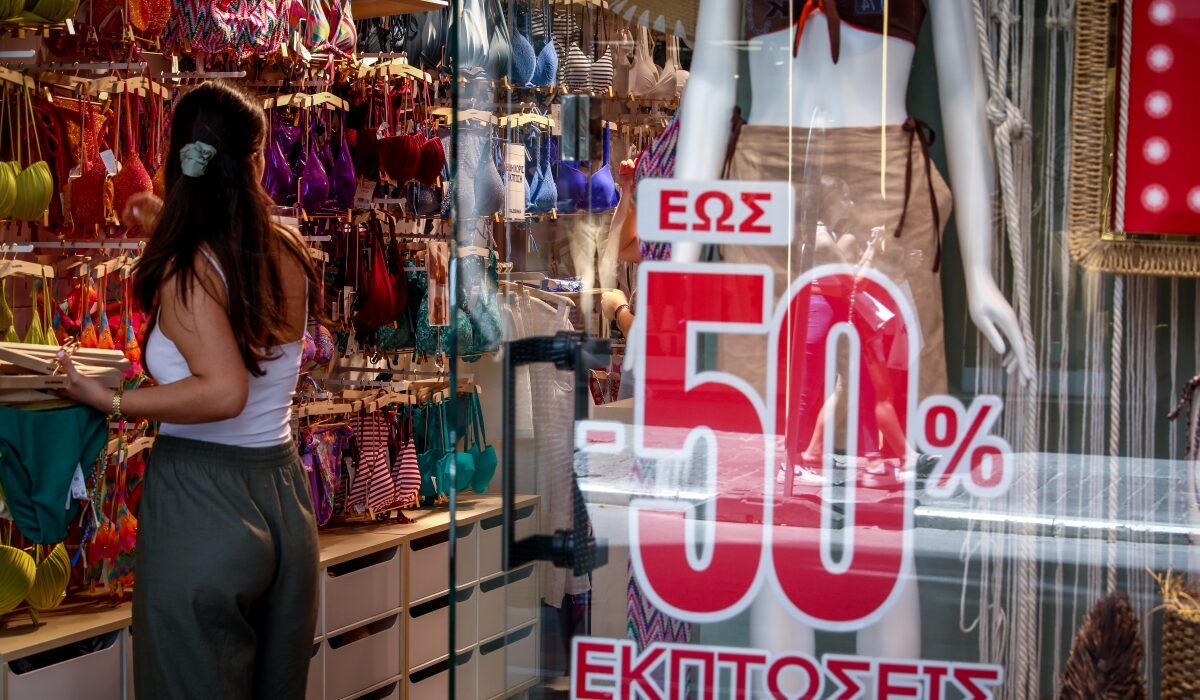 Πότε αρχίζουν οι θερινές εκπτώσεις – Η Κυριακή με ανοιχτά μαγαζιά